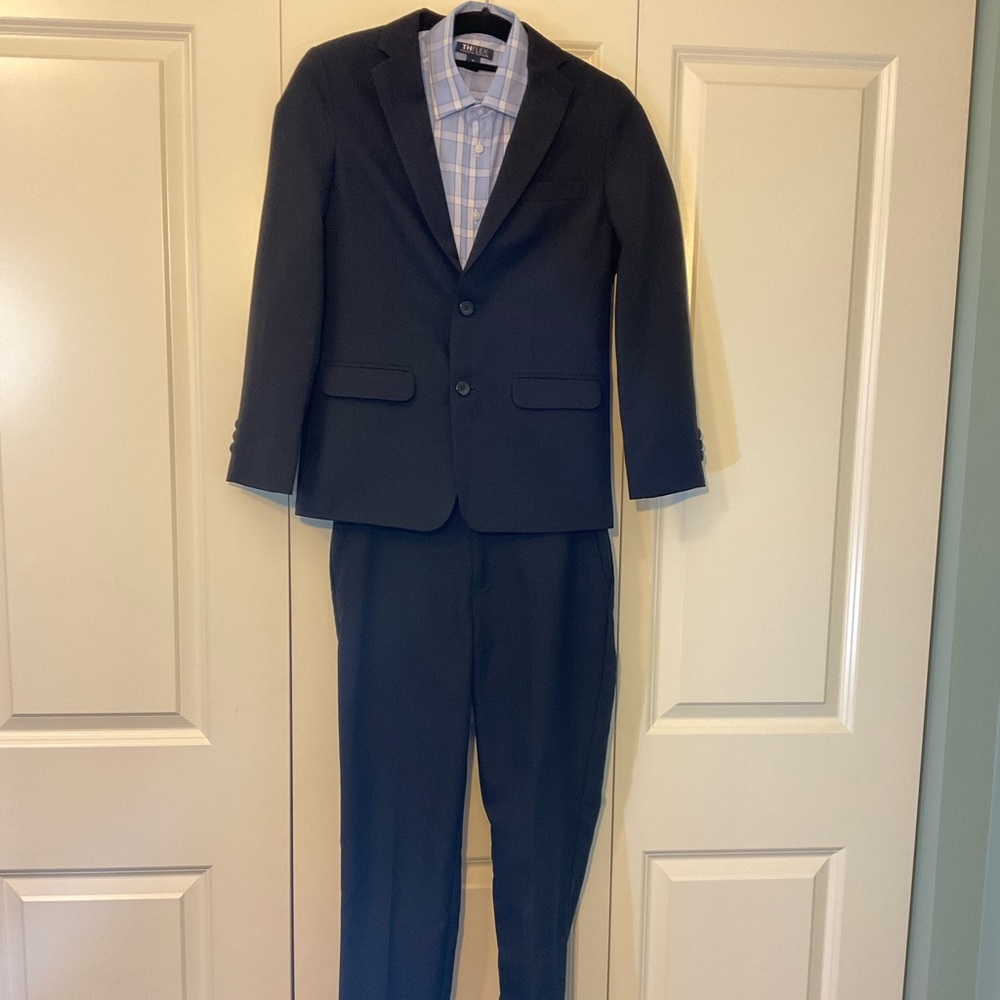 Van Heusen 2 piece boy’s suit with bonus Tommy Hilfiger shirt size 14